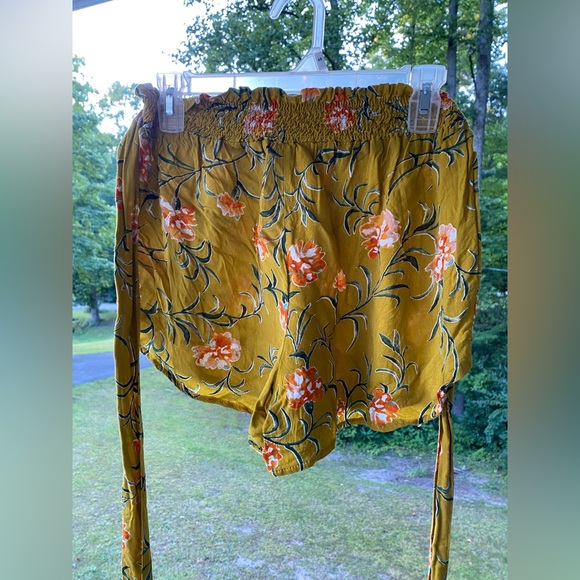 Shosho Ruffled Waist Band Floral Design Shorts W/Attached Tie Waist Size Medium - Picture 7 of 11